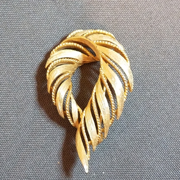 VTG Lisner brooch gold swirl textured 3d - Picture 3 of 10
